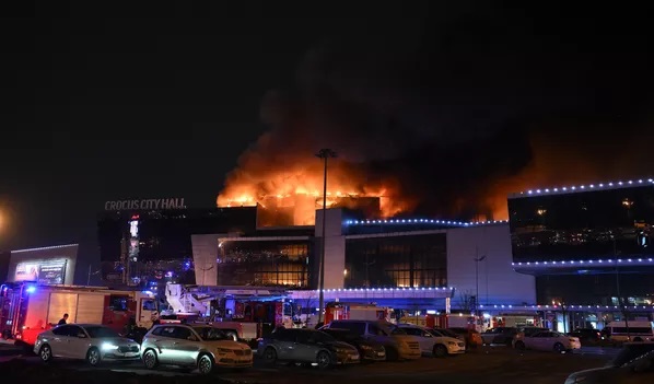 Atac armat și explozii la Moscova: Cel puțin  60 de oameni au fost uciși la o sală de spectacole