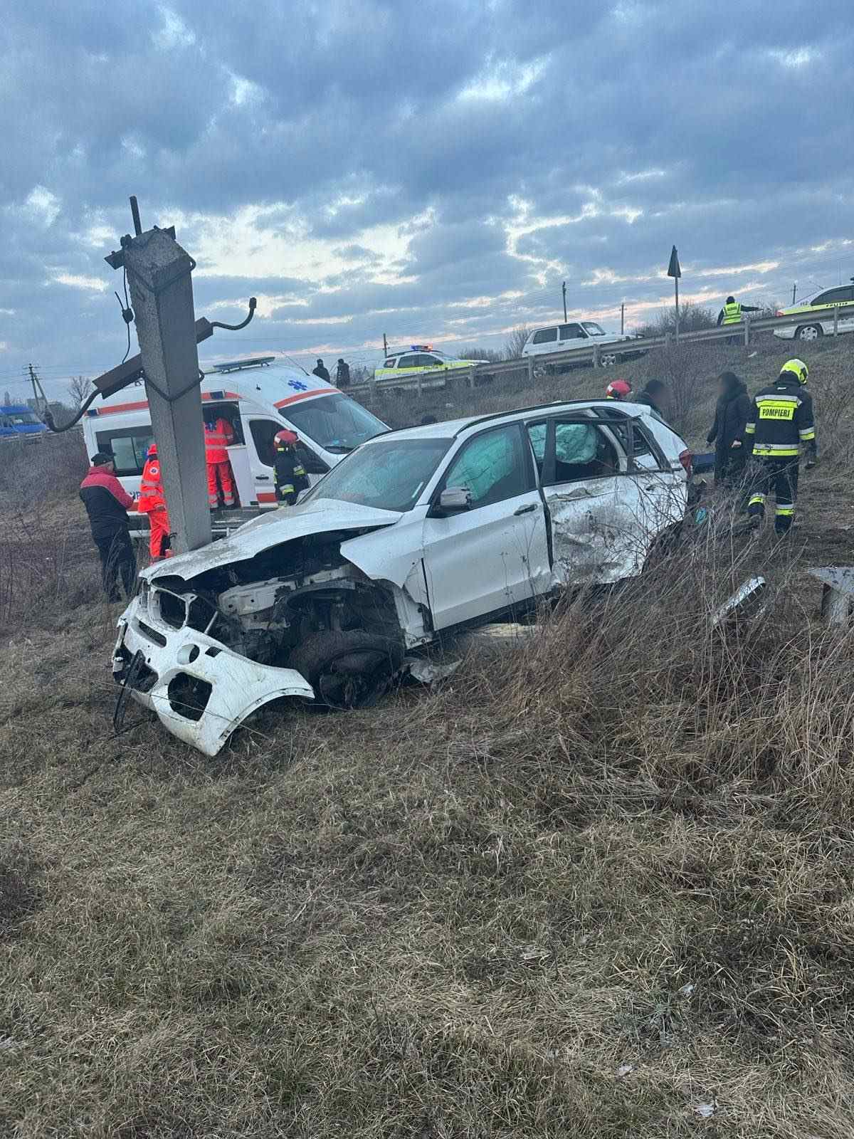 Accident la Soroca: Șofer beat a lovit un pilon electric și a lăsat un cartier fără curent electric