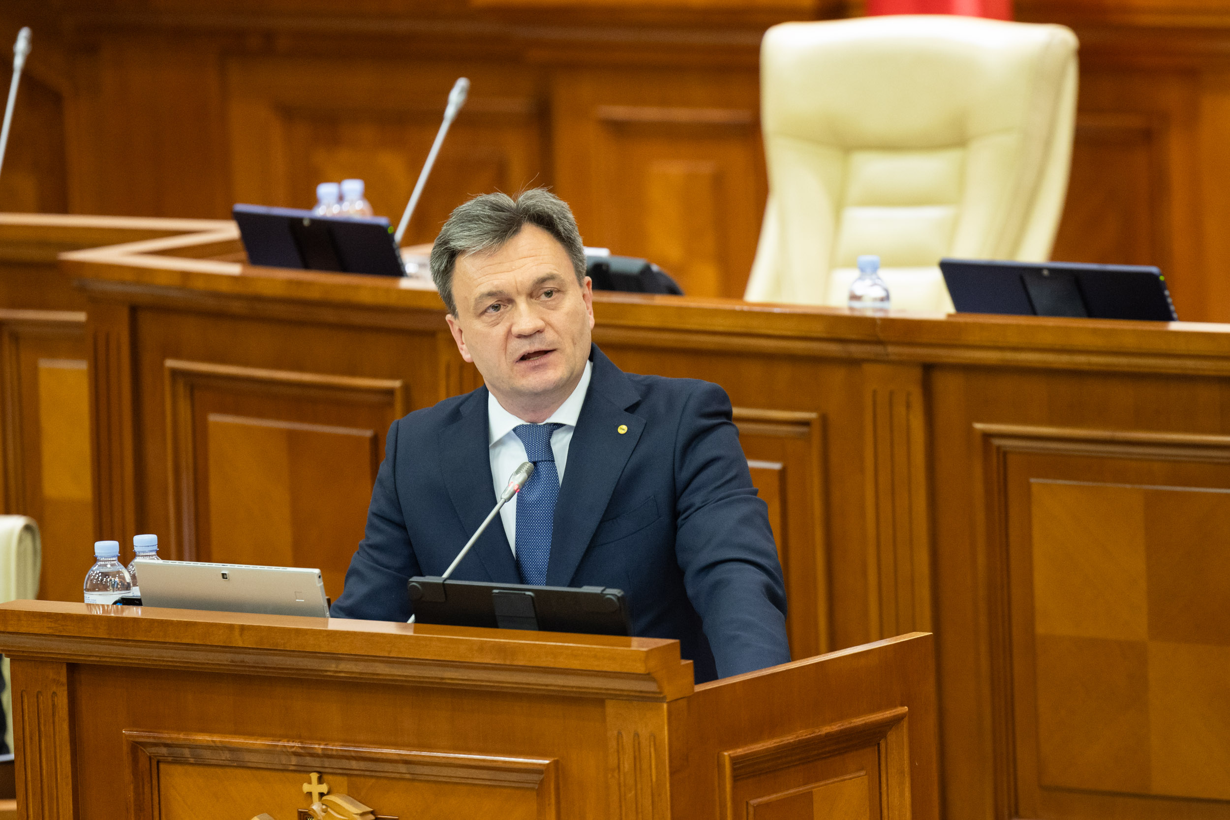 Prim-ministrul Dorin Recean, în plenul Parlamentului: „Toți cetățenii moldoveni merită venituri mai mari și o viață demnă
