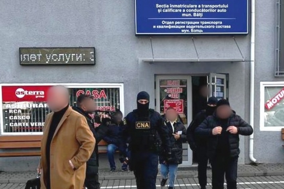 Peste 71 de mii euro, 357 de mii lei și circa 2000 dolari  ridicate de la suspecții în corupția permiselor de conducere la Bălți